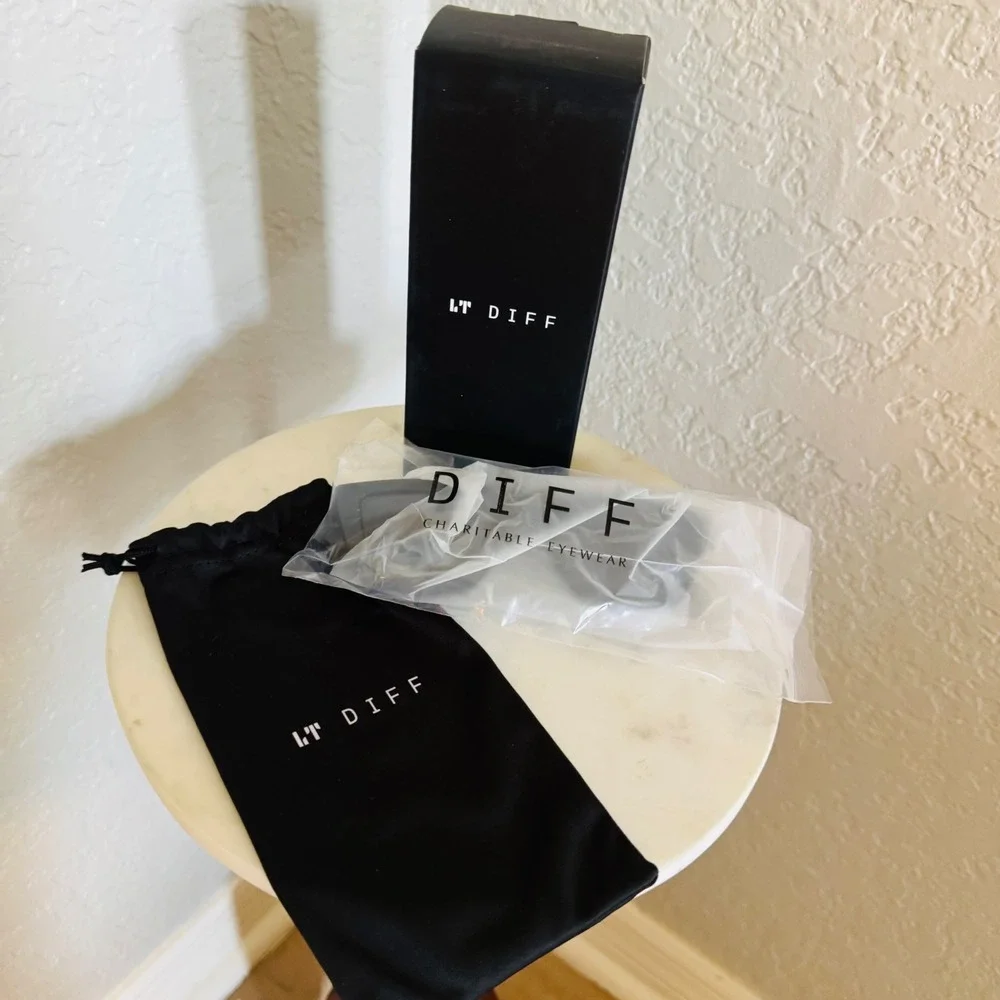 DIFF Eyewear Vinona Sunglasses, 100% UV protection, Black, Retro‎ Chic, NWT